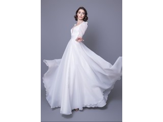 Модные свадебные платья 2024: пышные формы, длинные разрезы и короткие акценты