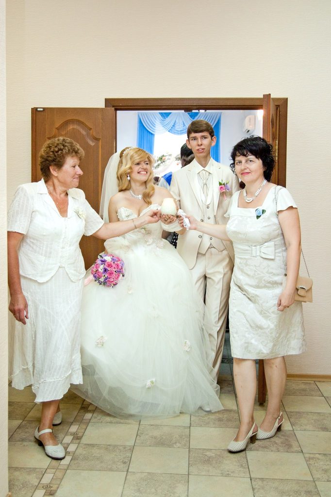 Вечернее платье на свадьбу для мамы невесты и жениха: рекомендации от Белподиум